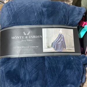 Monte & Jardin Ultra Plush Throw Blanket